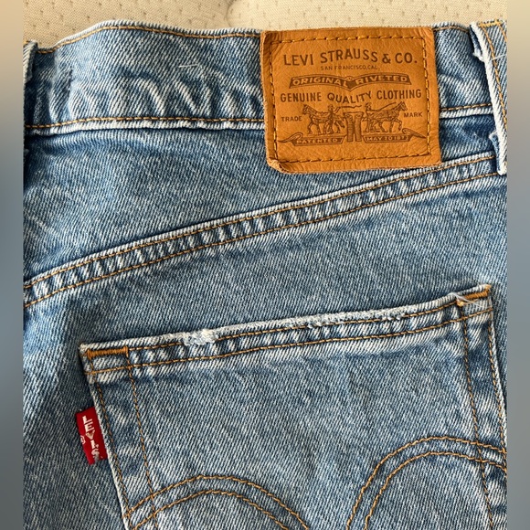 Levi’s Ribcage Shorts - Picture 2 of 5